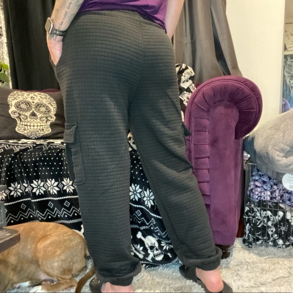 Black quilted high waisted cargo style joggers - Picture 5 of 16